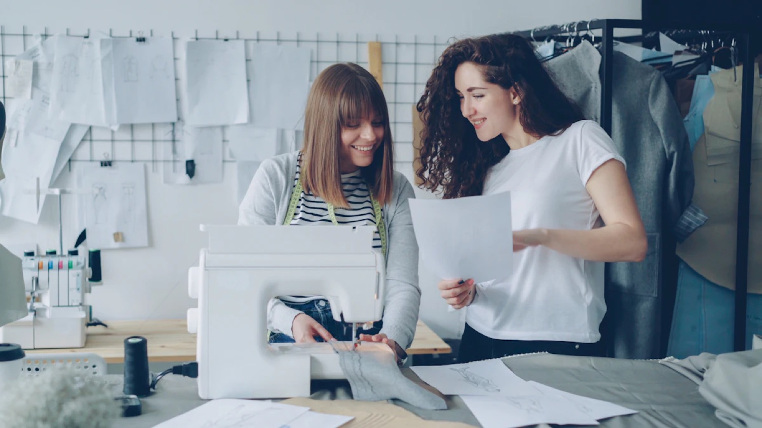 Le sarte al lavoro nell'atelier SONIALOVA